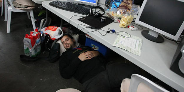 Al que tiene cama y duerme en el suelo...