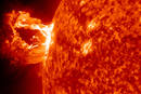 Una de las m&aacute;s espectaculares llamaradas solares captadas por la NASA en los &uacute;ltimos a&ntilde;os. Es de clase M, se produjo el 16 de abril, pero no deber&iacute;a afectar a la Tierra porque la explosi&oacute;n de plasma se produjo en direcci&oacute;n contraria a nuestro planeta