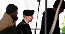 El soldado Bradley Manning llega a las instalaciones de Fort Meade para asistir a las audiencias previas al juicio