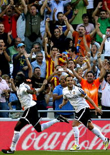Soldado, a la derecha, celebra el gol de su compañero Cissokho ante el Celta de Vigo. Soldado, a la derecha, celebra el gol de su compañero Cissokho ante el Celta de Vigo.