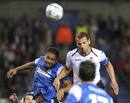 Soldado golpea de cabeza el bal&oacute;n ante la oposici&oacute;n de varios jugadores del Genk