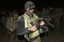 Un soldado israel&iacute; avanza hacia la Franja de Gaza para la ofensiva terrestre. (03/01/09)