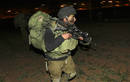 Un soldado israel&iacute; avanza hacia la frontera de Gaza cuando se inicia la ofensiva terrestre de Israel sobre la Franja. (03/01/09)