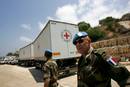 SOLDADO PROTEGE FRONTERA MIENTRAS VEH&Iacute;CULOS DE CRUZ ROJA TRANSPORTA ATAUDES DE DOS SOLDADOS ISRAEL&Iacute;ES