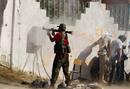 Un soldado rebelde dispara en el palacio-fortaleza de Gadafi