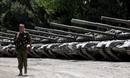 Un soldado ruso hace guardia junto a tanques georgianos confiscados por el ej&eacute;rcito ruso