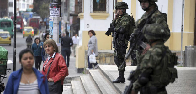 Soldados del Ejército colombiano patrullan en una calle de Bogotá