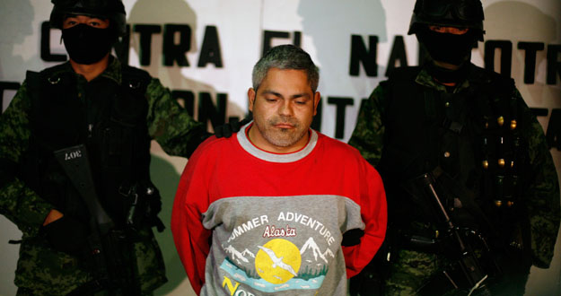 Soldados escoltan al narcotraficante Carlos Adrian, Mart&iacute;nez, presunto jefe de los "Zeta".