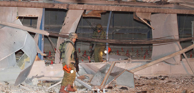 Soldados israel&iacute;es inspeccionan los da&ntilde;os ocasionados por un cohete lanzado desde L&iacute;bano y que ha ca&iacute;do en la localidad de Netua