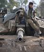 Soldados israel&iacute;es rezan en lo alto de un tanque mientras aguardan en la frontera para entrar en Gaza.