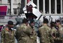 Unos soldados brit&aacute;nicos miran en Trafalgar Square hacia el reloj que muestra la cuenta atr&aacute;s para el comienzo de los Juegos Ol&iacute;mpicos de Londres 2012 en Londres.