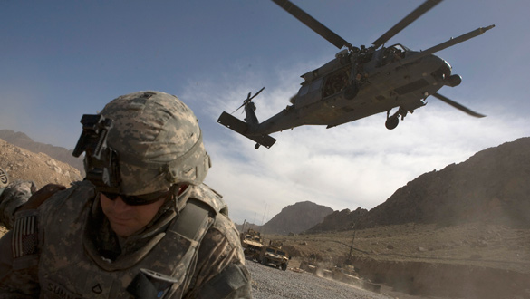 Un soldado americano espera el aterrizaje de un helic&oacute;ptero en Kandahar.
