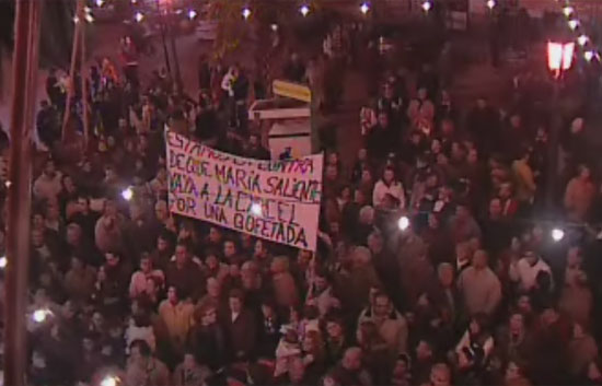 Los vecinos de Pozo Alc&oacute;n se concentran para apoyar a la mujer condenada a 45 d&iacute;as de prisi&oacute;n por pegar a su hijo