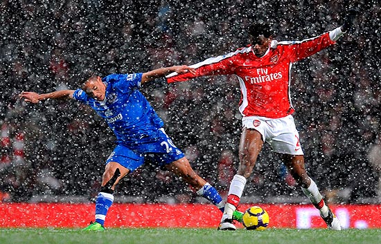 Arsenal y Manchester empatan sus partidos
