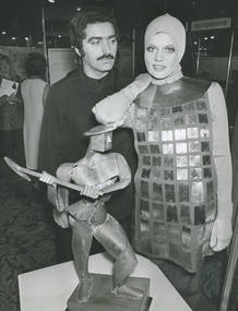 Paco Rabanne con una modelo luciendo un vestido con motivos metalizados.