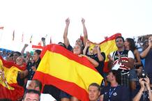 &iexcl;Somos un equipo!. Integrantes delequipo espa&ntilde;ol de nataci&oacute;n animan a sus compa&ntilde;eros que compiten en la psicina del Foro It&aacute;lico.