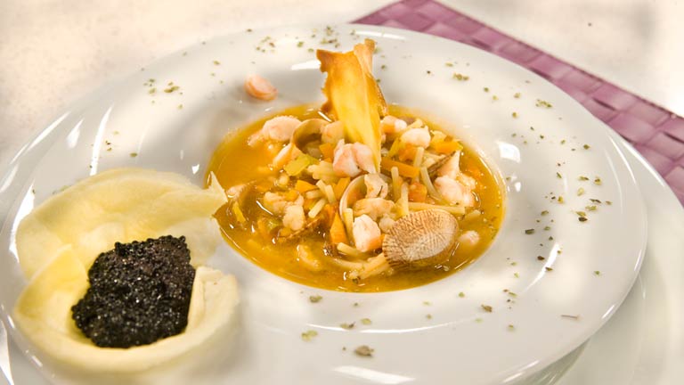 Saber Cocinar - Sopa de marisco y rape con tulipas de caviar 
