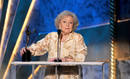 Una sorprendida Betty White, de 90 a&ntilde;os de edad, recoge su trofeo a mejor actriz de comedia 