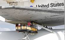 Los trabajadores del Centro Espacial Kennedy se preparan para enganchar la lanzadera Discovery al avión 747 de la NASA que la transportará a su lugar de destino final: el Museo Smithsonian del Aire y el Espacio, en Virginia. Este será pues su último Los trabajadores del Centro Espacial Kennedy se preparan para enganchar la lanzadera Discovery al avión 747 de la NASA que la transportará a su lugar de destino final: el Museo Smithsonian del Aire y el Espacio, en Virginia. Este será pues su último