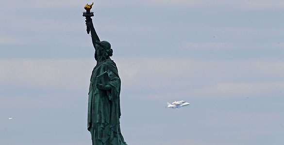 El transbordador Enterprise sobrevuela la Estatua de la Libertad antes de aterrizar en el aeropuerto John F. Kennedy.