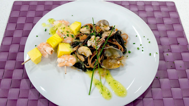 Saber cocinar - Spaguetti negro con brochetas de mango y langostinos 