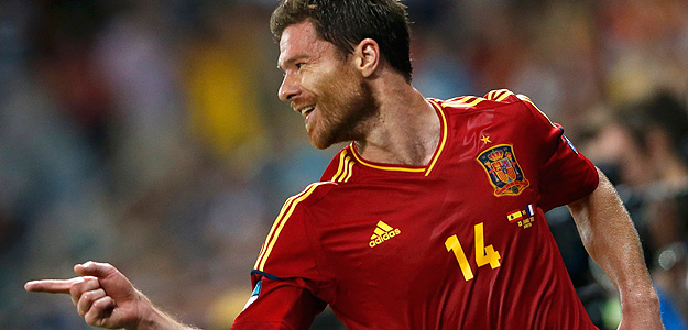 Xabi Alonso celebra el tanto a Francia.