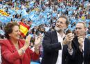 El &uacute;nico que ha mencionado a Camps en el mitin del PP en Valencia ha sido Alberto Fabra, a la derecha, junto a Rajoy y Rita Barber&aacute;.