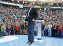 Rajoy salta sobre el escenario de la plaza de toros de Valencia ante la insistencia del p&uacute;blico