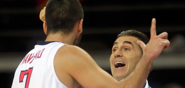 Scariolo da instrucciones a Navarro durante el partido contra Macedonia