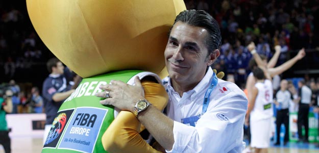 Sergio Scariolo recibe el abrazo de la mascota del Eurobasket tras el partido ante Macedonia Sergio Scariolo recibe el abrazo de la mascota del Eurobasket tras el partido ante Macedonia