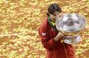 Rafa Nadal muerde la ensaladera, gesto t&iacute;pico del mallorqu&iacute;n cada vez que gana un trofeo.