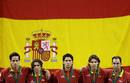 Los integrantes del equipo de Copa Davis escuchan el himno espa&ntilde;ol antes de recibir el trofeo de campeones.