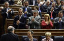 Solbes recibe los aplausos de sus compa&ntilde;eros tras su intervenci&oacute;n en el debate de sobre el Presupuesto en octubre de 2008.