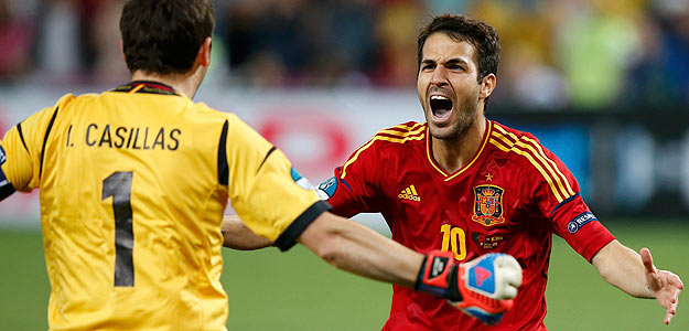 Cesc Fábregas y Casillas celebran el penalti definitivo que dio el pase a España a la final. Cesc Fábregas y Casillas celebran el penalti definitivo que dio el pase a España a la final.