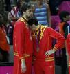 Pau Gasol consuela a su compa&ntilde;ero Rudy Fern&aacute;ndez durante la ceremonia de entrega de medallas donde Espa&ntilde;a ha quedado en segundo lugar.