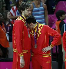 Pau Gasol consuela a su compa&ntilde;ero Rudy Fern&aacute;ndez durante la ceremonia de entrega de medallas donde Espa&ntilde;a ha quedado en segundo lugar.