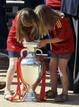 Leonor y Sof&iacute;a mirando la copa de la Eurocopa