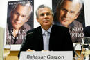 Garz&oacute;n posa con su libro Un mundo sin miedo durante la presentaci&oacute;n del mismo en febrero de 2005.