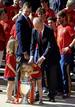 A las infantas les ha llamado mucho la atenci&oacute;n el trofeo. No han parado de tocarlo y curiosearlo bajo la atenta mirada de su abuelo, el rey Don Juan Carlos