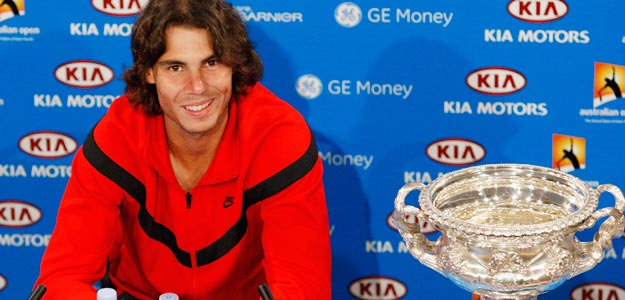 Nadal posa junto a su mayor logro de la temporada: el trofeo del Abierto de Australia.