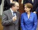 Solbes posa para la foto de familia del Gobierno de Zapatero de 2004 junto a Magdalena &Aacute;lvarez.