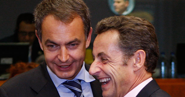 Zapatero y Sarkozy charlan animadamente al comienzo de la reuni&oacute;n de l&iacute;deres europeos celebrada en Bruselas el pasado 15 de octubre.