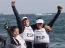 Tamara Echegoyen, Sofia Toro y Angela Pumariega celebran su victoria y el oro ol&iacute;mpico en la categor&iacute;a Elliot 6m, la tercera medalla de oro para la delegaci&oacute;n espa&ntilde;ola.