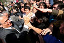 Baltasar Garz&oacute;n saluda a un grupo de estudiantes despu&eacute;s de recibir el Doctor Honoris Causa en la universidad de Santiago de Chile en 2006.