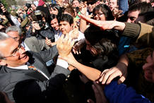 Baltasar Garz&oacute;n saluda a un grupo de estudiantes despu&eacute;s de recibir el Doctor Honoris Causa en la universidad de Santiago de Chile en 2006.