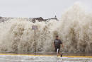 El ojo del hurac&aacute;n Ike, con lluvias y fort&iacute;simos vientos que azotan una amplia zona del sureste de Texas, ha tocado tierra a las 02.20 hora local (07.10 GMT) en la isla de Galveston, seg&uacute;n el Centro Nacional de Huracanes (NHC).