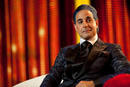 Stanley Tucci interpreta a Caesar Flickerman, presentador televisivo de Los juegos del hambre