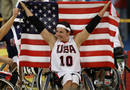 Stephanie Wheeler de EE.UU. celebra la victoria despu&eacute;s de ganar la medalla de oro en baloncesto ante la selecci&oacute;n alemana.