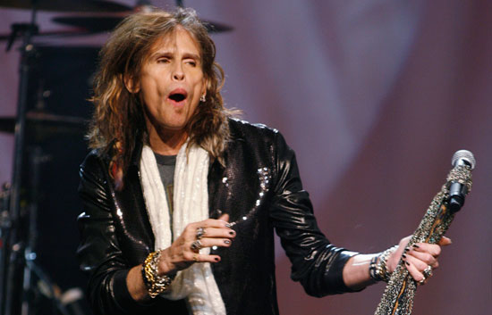 El cantante de Aerosmith Steven Tyler sufre un accidente durante un concierto en Estados Unidos