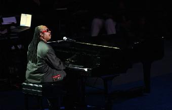 Ver v&iacute;deo  'Stevie Wonder rinde homenaje a Michael Jackson en Los Angeles'